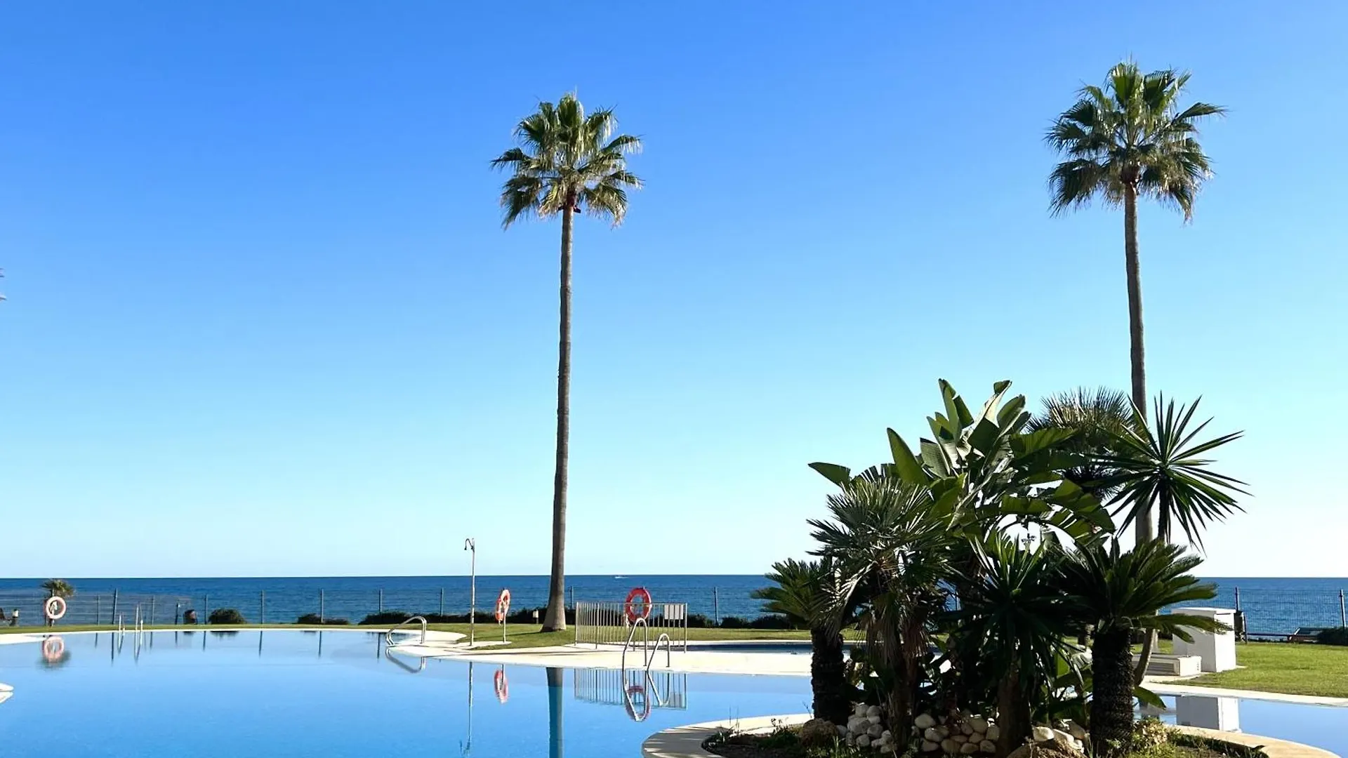 Mi Capricho Beachfront Penthouse With Terrace And Sea View Sitio de Calahonda