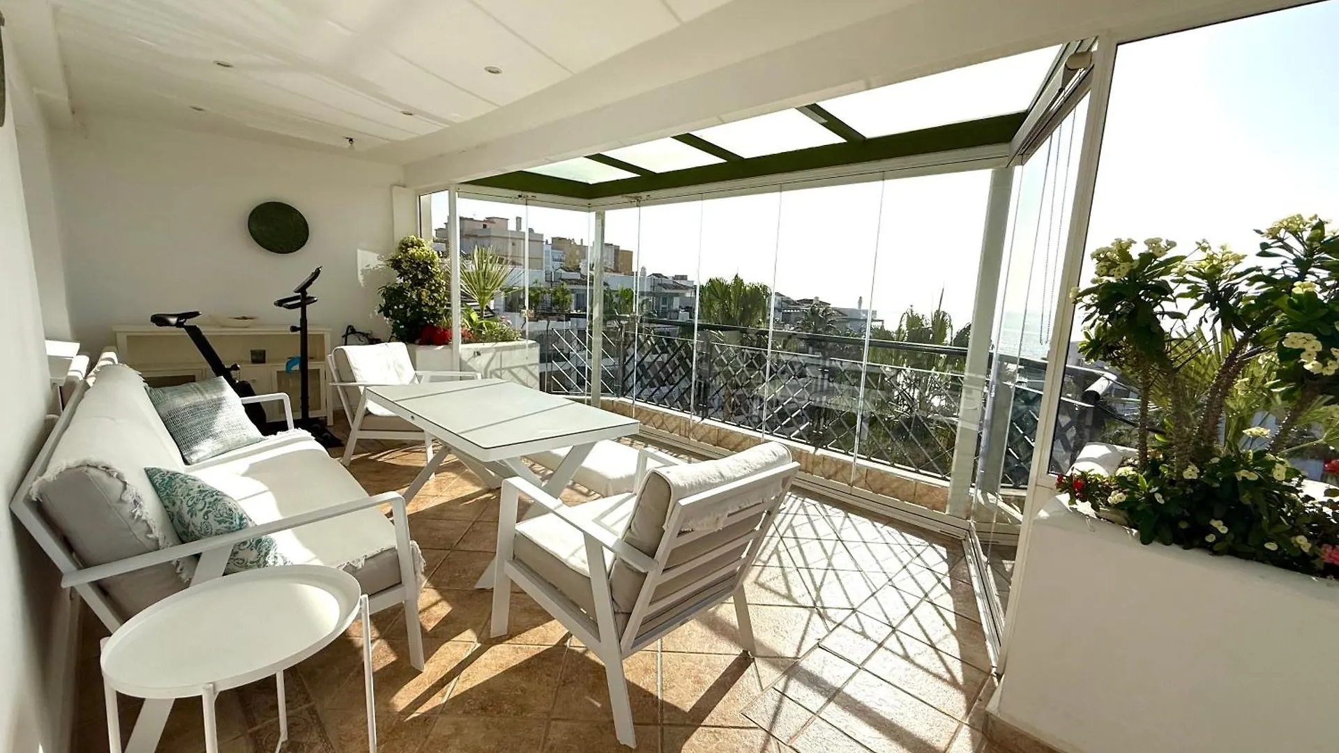 Mi Capricho Beachfront Penthouse With Terrace And Sea View Sitio de Calahonda
