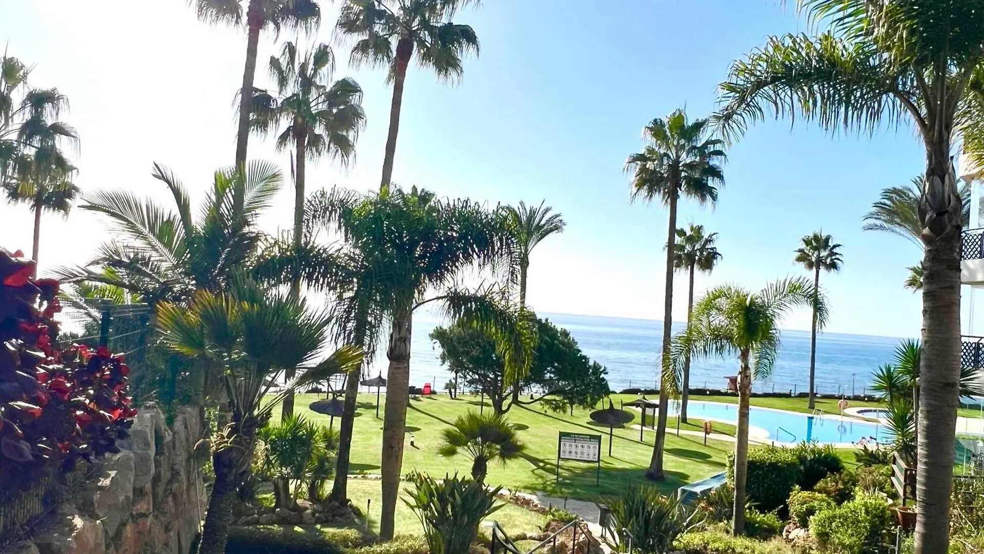 Mi Capricho Beachfront Penthouse With Terrace And Sea View Sitio de Calahonda